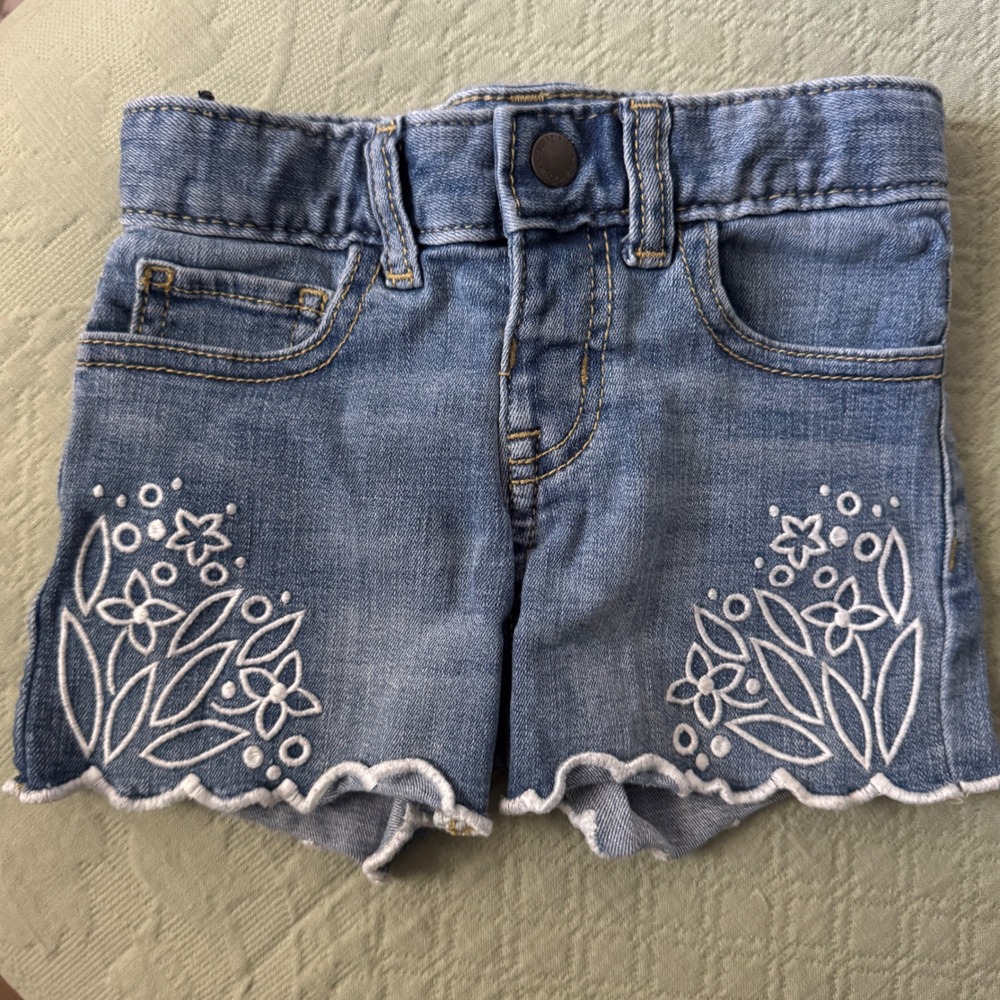 Genuine Kids OshKosh Girls Blue Denim Floral Embroidered Scallop Hem Shorts 4T